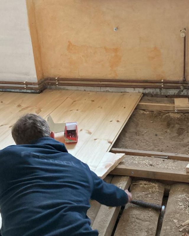 Wir haben in einem Schlafzimmer in der Ferienwohnung 3 einen neuen Holzfussboden verlegt. Ist echt schick geworden. Jetzt wird noch mehrmals geölt, dann kann eingeräumt werden. 

#renovierungläuft #urlaubinbrandenburg #urlaubmitkids #urlaubmitfamilieundfreunden
