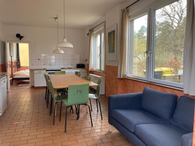 In unsrer Ferienwohnung 2 gibt es nun auch ein kleines Sofa zum gemütlichen Verweilen. Nachdem ich es zusammengebaut habe musste der Kater Louis erstmal schauen ob alles so seine Richtigkeit hat. 🐈😊 

#urlaubinbrandenburg #rausaufsland #ferienwohnungbrandenburg #urlaubmitkids #urlaubmitfamilieundfreunden #urlaubaufdemland #brandenburgerseenplatte