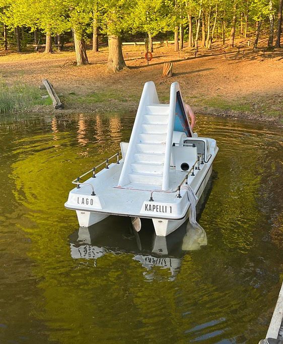 Nun gibt es was neues am Kapellensee: ein Trettboot mit Rutsche, die „ Lago Kapelli 1“ . 
Beim Abladen ist sie erstmal alleine auf den See raus und musste zurück geholt werden. 
Um mehr Badespaß zu haben oder eine Seefahrt zu machen, könnt die Lago Kapelli bei uns gegen Gebühr leihen. 

#kapellensee #urlaubinbrandenburg #badespaß #badeseen #rausausderstadtreinindienatur #urlaubmitkids #urlaubmitfreundenundfamilie #trettbootfahren #trettbootspass