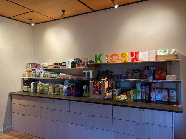 Neu: unser kleiner Kiosk! 
Noch ist er provisorisch, aber für kleinere Einkäufe steht nun eine Auswahl an Bioprodukten bereit. Wir freuen uns sehr, dieses Projekt endlich auf den Weg gebracht zu haben. 

#kioskkiosk #kleinerladen #urlaubinbrandenburg #urlaubmitkids #urlaubmitfamilieundfreunden #rausindienatur #rausaufsland #brandenburgerseenplatte #urlaubaufdemland
